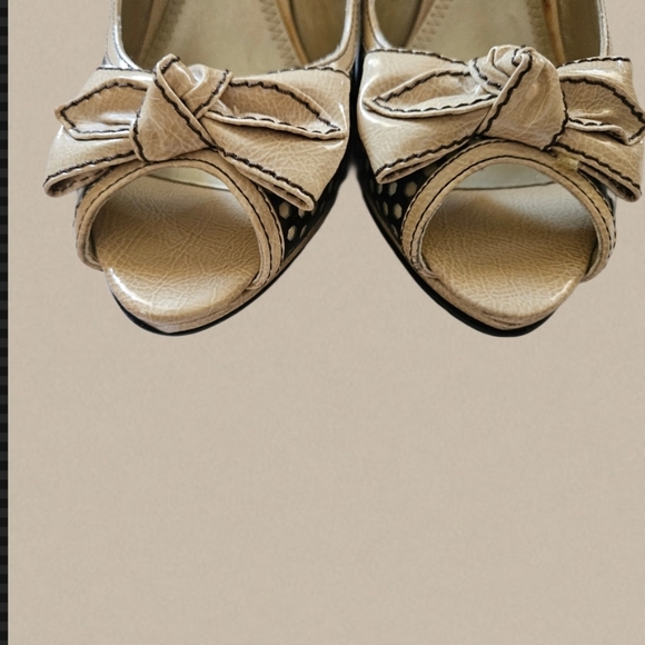 Bongo Tiffany Beige Patent Leather 4" Heels Pumps Shoes Peep Toe - Picture 5 of 8